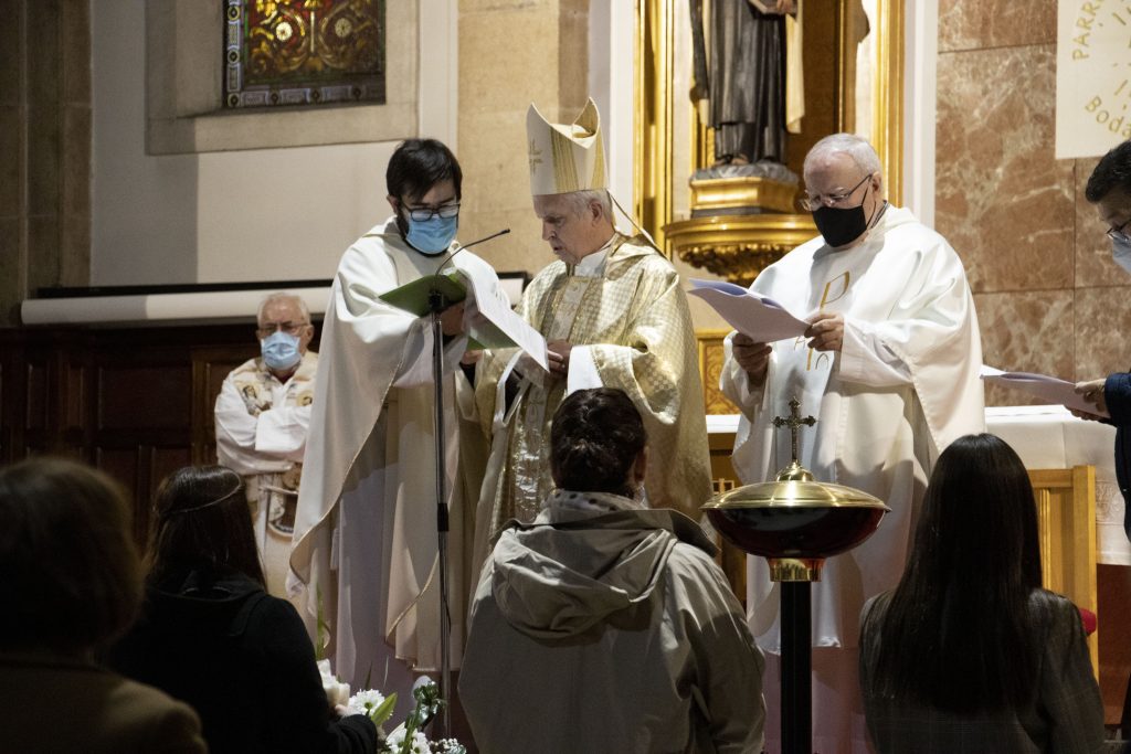 El Carmen de Vigo celebra su 50º aniversario con una Eucaristía presidida por el obispo de Tui-vigo, Luis Quinteiro.