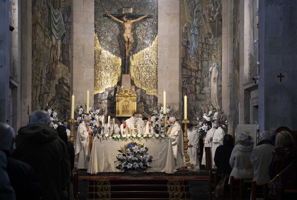 Eucaristía de acción de gracias con el nuncio apostólico, Bernardito Cleopas Auza, en la Concatedral de Vigo.