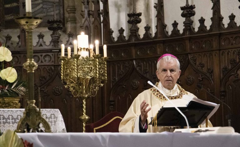 El obispo de Tui-Vigo, Luis Quinteiro, preside la vigilia conmemorativa de la Sagrada Familia el 26 de diciembre de 2020.