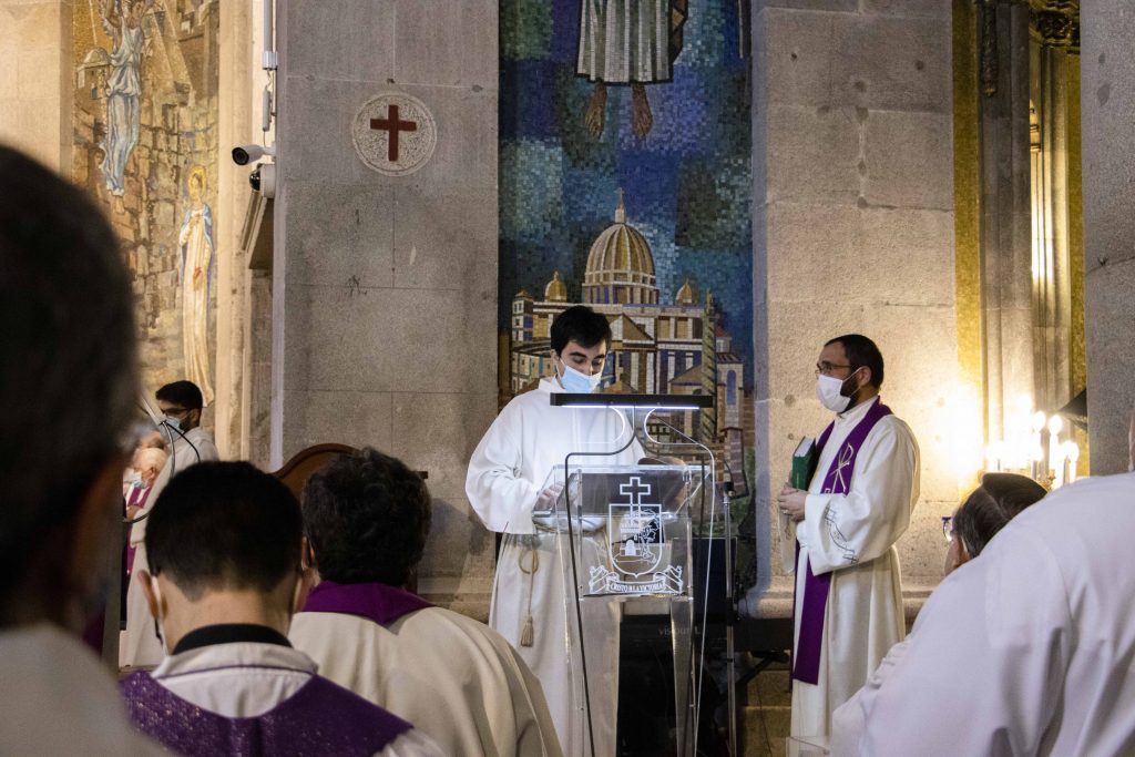 El obispo de Tui-Vigo preside la eucaristía en la que son instituidos acólitos dos seminaristas, Ramiro y Emilio, en la Concatedral-Basílica.
