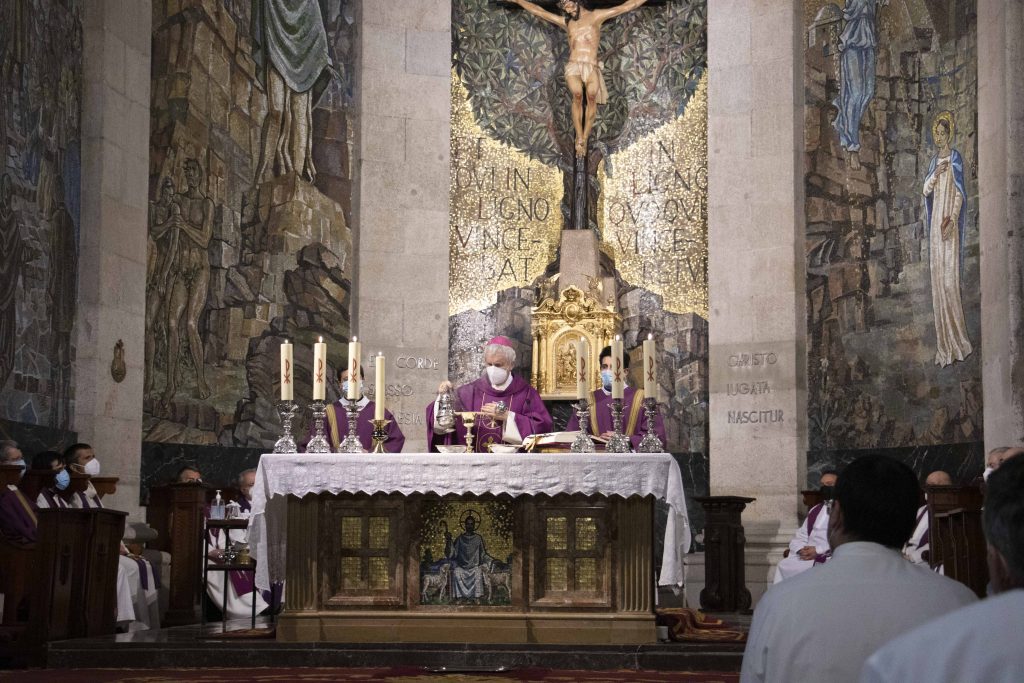 El obispo de Tui-Vigo preside la eucaristía en la que son instituidos acólitos dos seminaristas, Ramiro y Emilio, en la Concatedral-Basílica.