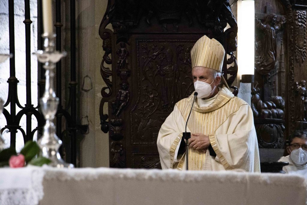 El obispo preside la eucaristía en la Catedral en honor a san Telmo.