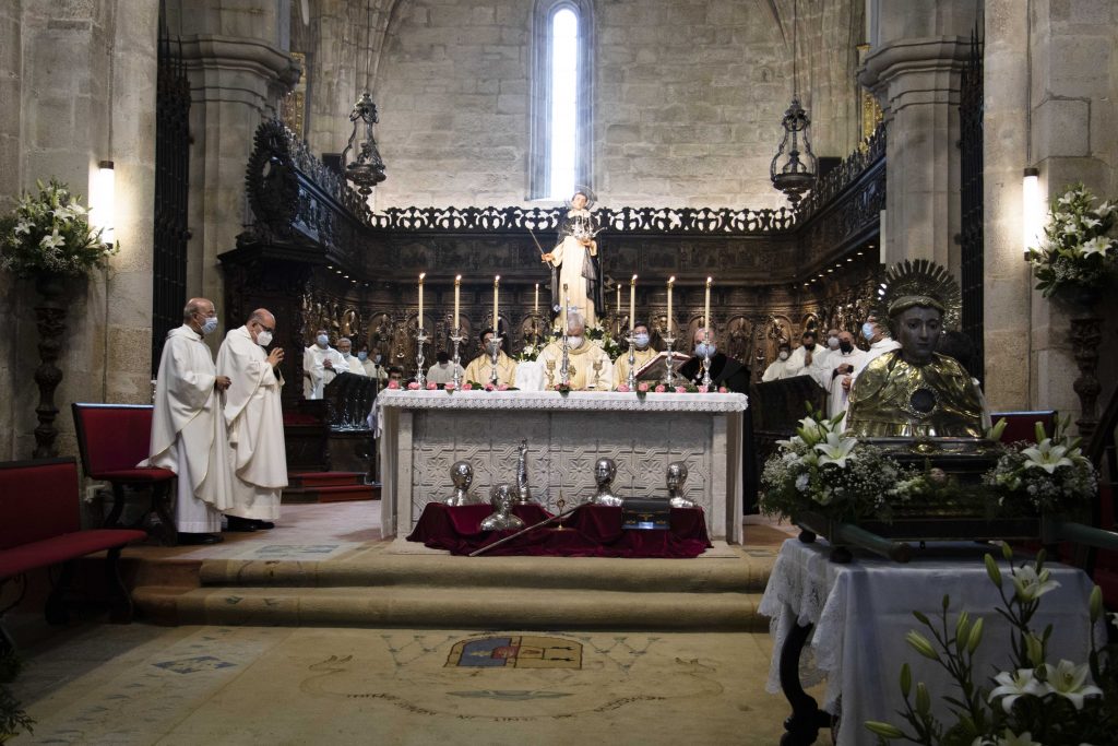 El obispo preside la eucaristía en la Catedral en honor a san Telmo.